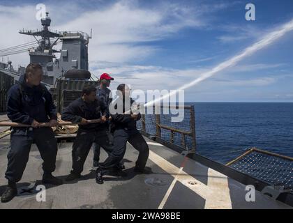 Forze militari STATUNITENSI. 180524TJ319-0134 OCEANO ATLANTICO (24 maggio 2018) Yeoman 3rd Class Stormy Evans mans l'ugello di una manichetta di fuoco durante l'addestramento per il controllo dei danni sul ponte di volo della nave da sbarco della classe Harpers Ferry USS Oak Hill (LSD 51) 24 maggio 2018. Oak Hill, trasferito a Virginia Beach, Virginia, sta conducendo operazioni navali nell'area operativa della 6th Fleet. (Foto della Marina degli Stati Uniti di Mass Communication Specialist 3rd Class Jessica L. Dowell/rilasciata) Foto Stock