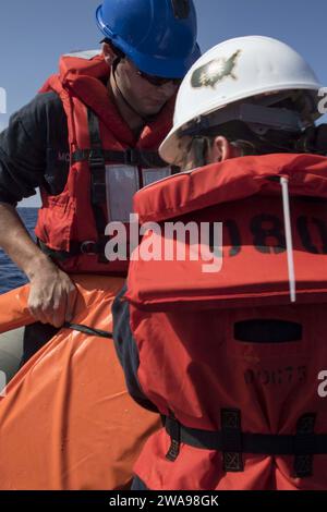 Forze militari STATUNITENSI. 180525KP946-0067 MAR MEDITERRANEO (25 maggio 2018) Machinist's Mate 2nd Class Francis McKenna, Left, from Deerfield, Illinois, e l'insegna Rachel Berger, di Sherman, Connecticut, assegnata al cacciatorpediniere guidato-missile classe Arleigh Burke USS Donald Cook (DDG 75), recupera un uomo in mare simulato mentre partecipa a un'esercitazione di recupero di piccole imbarcazioni durante l'esercitazione Argonaut 2018, maggio 25. L'esercizio guidato da Cipro è volto ad aumentare l'interoperabilità sviluppando competenze marittime individuali e collettive delle nazioni partecipanti, nonché promuovendo l'amicizia, MU Foto Stock