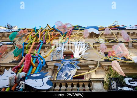 Facciata dal design artistico sull'edificio storico della città di Parigi, Rue de Rivoli Foto Stock