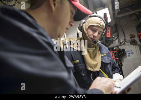 Forze militari STATUNITENSI. 180527KP946-0026 MAR MEDITERRANEO (27 maggio 2018) il capo riparatore di macchinari Kevin Heil, a sinistra, da Willard, Utah, fornisce addestramento al guardiamarina Brian Schmid, da Cary, Carolina del Nord, durante un'esercitazione generale a bordo del cacciatorpediniere missilistico guidato classe Arleigh Burke USS Donald Cook (DDG 75) 27 maggio 2018. Donald Cook, schierato in avanti a Rota, in Spagna, è nella sua settima pattuglia nell'area operativa della 6th Fleet degli Stati Uniti a sostegno degli alleati regionali e dei partner, e degli interessi di sicurezza nazionale degli Stati Uniti in Europa e Africa. (Foto della Marina degli Stati Uniti di Mass Communication Specialist 2nd Foto Stock