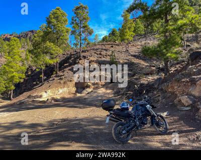 Moto BMW R 850 GS su strada non asfaltata in montagna, GC-604, Fuente de Don Simeon, Parque Natural de Pilancones, Gran Canaria, Isole Canarie Foto Stock