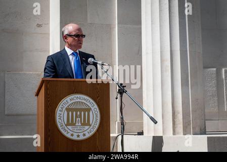 Forze militari STATUNITENSI. BROOKWOOD, Inghilterra (27 maggio 2018) Robert Johnson, ambasciatore degli Stati Uniti nel Regno Unito, pronuncia osservazioni durante un Memorial Day e la cerimonia di commemorazione del centenario della prima guerra mondiale al Brookwood American Military Cemetery di Brookwood, Inghilterra, 27 maggio 2018. (Foto della Marina degli Stati Uniti di Mass Communication Specialist 2nd Class Jonathan Nelson/rilasciata) Foto Stock