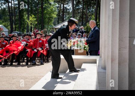 Forze militari STATUNITENSI. BROOKWOOD, Inghilterra (27 maggio 2018) la viceadm. Lisa M. Franchetti, comandante, U.S. 6th Fleet e comandante, Naval Striking and Support Forces NATO, pone una corona durante un Memorial Day e la cerimonia di commemorazione del centenario della prima guerra mondiale al Brookwood American Military Cemetery di Brookwood, Inghilterra, 27 maggio 2018. Gli ammiragli delle forze navali statunitensi Europa-Africa e la 6th Fleet viaggiarono in tutta Europa visitando i cimiteri e i monumenti americani per onorare le vite e i lasciti dei membri caduti degli Stati Uniti e dei servizi alleati che pagarono l'ultimo sacrificio al servizio del loro merluzzo Foto Stock