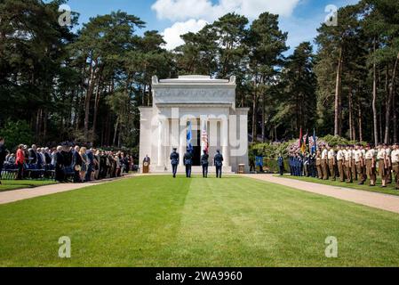 Forze militari STATUNITENSI. 180527WO404-296 BROOKWOOD, Inghilterra (27 maggio 2018) guardia di colore della U.S. Air Force, assegnata alla Royal Air Force Croughton, Inghilterra, sfilava le bandiere americane e dell'Air Force durante un Memorial Day e la cerimonia di commemorazione del centenario della prima guerra mondiale al Brookwood American Military Cemetery di Brookwood, Inghilterra, 27 maggio 2018. (Foto della Marina degli Stati Uniti di Mass Communication Specialist 2nd Class Jonathan Nelson/rilasciata) Foto Stock