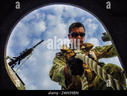 Forze militari STATUNITENSI. 180601FD185-08528 PORTO DI GIBUTI, GIBUTI (31 maggio 2018) Engineman 2nd Class Carlos Monsalve, assegnato al Task Group (TG) 68.6, raggiunge un'ancora a bordo di una motovedetta durante un check pre-in nel Golfo di Tadjoura, Gibuti, 31 maggio 2018. TG-68,6 è dispiegato in avanti nell'area operativa della 6th Fleet degli Stati Uniti e conduce operazioni congiunte e navali, spesso in collaborazione con partner alleati e interagenzie, al fine di promuovere gli interessi nazionali degli Stati Uniti e la sicurezza e la stabilità in Europa e in Africa. (Foto della Marina degli Stati Uniti di Engineman 2nd Class Carlos Monsalve/rilasciata) Foto Stock