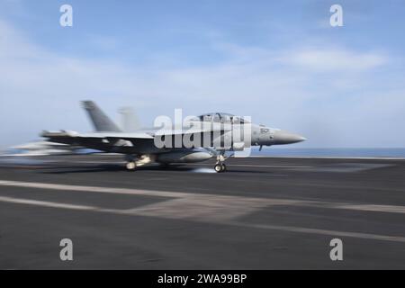 Forze militari STATUNITENSI. 180530EA818-0105 MARE ADRIATICO (30 maggio 2018) un EA-18G Growler, assegnato ai "Rooks" del Electronic Attack Squadron (VAQ) 137, atterra sul ponte di volo a bordo della portaerei classe Nimitz USS Harry S. Truman (CVN 75). Truman attualmente opera nell'area di responsabilità del comandante della 6th Fleet a sostegno delle operazioni di sicurezza marittima insieme agli alleati (U.S. Foto della Marina militare di Mass Communication Specialist 2nd Class Thomas Gooley/rilasciata) Foto Stock