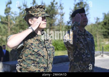 Forze militari STATUNITENSI. 180602XT273-108 LIEPAJA, Lettonia (2 giugno 2018), tenente colonnello Alexandra Nielsen, addetto alla difesa senior, sinistra, e il colonnello lettone Georgs Kerlins, vice capo delle operazioni di stato maggiore, forze Armate nazionali lettoni, saluto a un evento commemorativo annuale per commemorare i caduti aviatori statunitensi durante l'esercitazione Baltic Operations (BALTOPS) 2018 a Liepaja, Lettonia il 2 giugno. Il BALTOPS è il principale esercizio marittimo annuale nella regione baltica e uno dei più grandi esercizi del Nord Europa che migliora la flessibilità e l'interoperabilità tra le nazioni alleate e partner. (Na Foto Stock