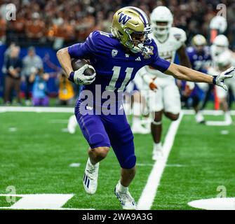 01 gennaio 2024 New Orleans LA U.S.A. Washington il wide receiver Jalen McMillan (11) corre con la palla durante la partita di football della semifinale NCAA Allstate Sugar Bowl tra Washington Huskies e i Texas Longhorns. Washington batté il Texas 37-31 al Caesars Superdome di New Orleans, LA Thurman James/CSM Foto Stock