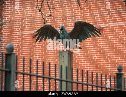 Una statua di Raven presso Edgar Allan PoE National Historic Site a Philadelphia, Pennsylvania, USA Foto Stock