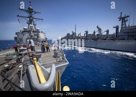 Forze militari STATUNITENSI. 180605JI086-185 MAR MEDITERRANEO (5 giugno 2018) il cacciatorpediniere a missili guidati classe Arleigh Burke USS Porter (DDG 78) naviga a fianco della nave di supporto rapido da combattimento della classe Supply USNS Arctic (T-AOE 8) durante un rifornimento in mare, il 5 giugno 2018. Porter, schierato in avanti a Rota, in Spagna, è alla sua quinta pattuglia nell'area operativa della 6th Fleet degli Stati Uniti a sostegno degli interessi di sicurezza nazionale degli Stati Uniti in Europa e Africa. (Foto U.S. Navy di Mass Communication Specialist 3rd Class Ford Williams/rilasciata) Foto Stock