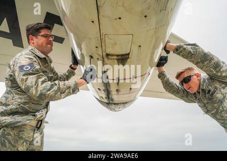 Forze militari STATUNITENSI. U.S. Air Force Senior Airman Cam Hassett, Right, un tecnico ambientale elettrico con il 461st Air Control Wing (ACW), e il sergente Paul Barber, un meccanico di motori a reazione con il 116th ACW, Georgia Air National Guard, lavorano insieme mentre chiudono le calotte dei motori su un e-8C Joint STARS al Fighter Wing Skrydstrup, Danimarca, il 4 giugno 2018. La squadra del JSTARS è composta dal 116th ACW della Georgia Air National Guard, più personale in servizio attivo assegnato al 461st ACW and Army JSTARS. Sono in Danimarca per partecipare all'esercitazione Baltic Operations, o BALTOPS, giugno 4-15 e SAB Foto Stock