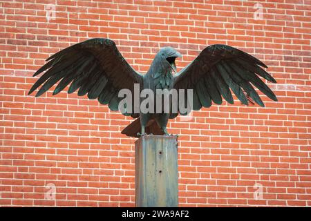 Una statua di Raven presso Edgar Allan PoE National Historic Site a Philadelphia, Pennsylvania, USA Foto Stock