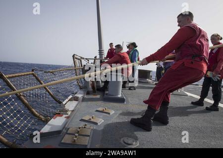 Forze militari STATUNITENSI. 180608KP946-0008 MAR MEDITERRANEO (8 giugno 2018) i binari inferiori del ponte di volo dei marinai a bordo del cacciatorpediniere a missili guidati classe Arleigh Burke USS Donald Cook (DDG 75) 8 giugno 2018. Donald Cook, schierato in avanti a Rota, in Spagna, è nella sua settima pattuglia nell'area operativa della 6th Fleet degli Stati Uniti a sostegno degli alleati regionali e dei partner, e degli interessi di sicurezza nazionale degli Stati Uniti in Europa e Africa. (Foto della Marina degli Stati Uniti di Mass Communication Specialist 2nd Class Alyssa Weeks / rilasciata) Foto Stock