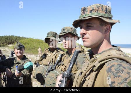 Forze militari STATUNITENSI. 180607WF810-001 USTKA, Polonia (7 giugno 2018) U.S. Marine Corps Sgt. DARIEL Dellinger, da Charlotte, North Carolina, sinistra, Lance CPL. Matthew Murdock, da Hampstead, North Carolina, destra, e Sgt. Christian Zacarias, da Tampa, Florida, rispondere alle domande dei media polacchi durante l'esercitazione Baltic Operations (BALTOPS) 2018, 7 giugno. Il BALTOPS è il principale esercizio marittimo annuale nella regione baltica e uno dei più grandi esercizi del Nord Europa che migliora la flessibilità e l'interoperabilità tra le nazioni alleate e partner. (Foto della Marina degli Stati Uniti di Mass Communication S Foto Stock