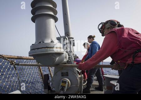 Forze militari STATUNITENSI. 180608KP946-0011 MAR MEDITERRANEO (8 giugno 2018) i binari inferiori del ponte di volo dei marinai a bordo del cacciatorpediniere a missili guidati classe Arleigh Burke USS Donald Cook (DDG 75) 8 giugno 2018. Donald Cook, schierato in avanti a Rota, in Spagna, è nella sua settima pattuglia nell'area operativa della 6th Fleet degli Stati Uniti a sostegno degli alleati regionali e dei partner, e degli interessi di sicurezza nazionale degli Stati Uniti in Europa e Africa. (Foto della Marina degli Stati Uniti di Mass Communication Specialist 2nd Class Alyssa Weeks / rilasciata) Foto Stock