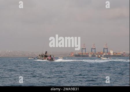 Forze militari STATUNITENSI. 180608TK936-001 GIBUTI (8 giugno 2018) i marinai assegnati al Task Group (TG) 68,6 forniscono sicurezza alla nave da carico secco classe Lewis e Clark USNS Amelia Earhart (T-AKE-6) mentre si trovano nel porto di Gibuti, l'8 giugno 2018. TG-68,6 è dispiegato in avanti nell'area operativa della 6th Fleet degli Stati Uniti e conduce operazioni congiunte e navali, spesso in collaborazione con partner alleati e interagenzie, al fine di promuovere gli interessi nazionali degli Stati Uniti e la sicurezza e la stabilità in Europa e in Africa. (Foto della Marina degli Stati Uniti di Master at Arms 2nd Class Theresa Mullis/rilasciata) Foto Stock