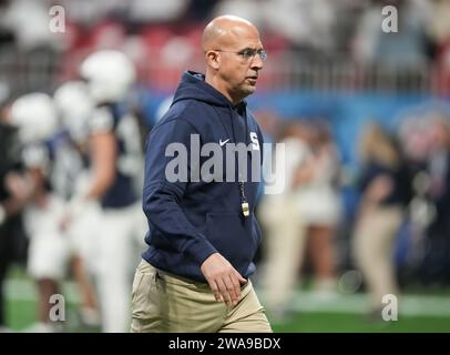 Il capo-allenatore dei Penn State Nittany Lions James Franklin si reca ai suoi giocatori, il Chick-fil-A Peach Bowl, partita di football universitario tra Pen State e Mississippi Rebels al Mercedes-Benz Stadium il 1° gennaio 2023 ad Atlanta, Georgia. (David Venezia / immagine dello sport) Foto Stock