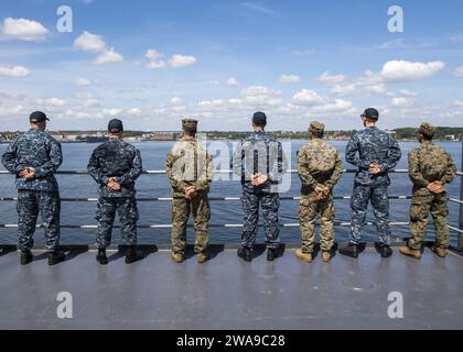 Forze militari STATUNITENSI. 180615PC620-0061 KIEL, Germania (15 giugno 2018) marinai e marines a bordo della nave da sbarco classe Harpers Ferry USS Oak Hill (LSD 51) man the rail man mano che la nave arriva a Kiel, in Germania, il 15 giugno. Oak Hill, porto a Virginia Beach, Virginia, sta conducendo operazioni navali nell'area operativa della 6th Fleet. (Foto della Marina degli Stati Uniti di Mass Communication Specialist 3rd Class Michael H. Lehman/rilasciata) Foto Stock