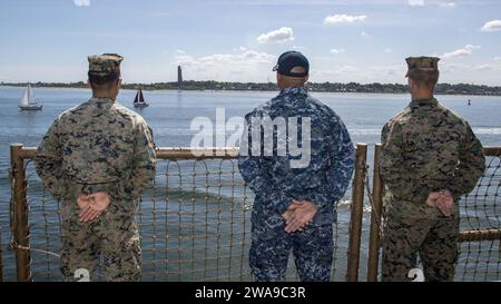 Forze militari STATUNITENSI. 180615PC620-0019 KIEL, Germania (15 giugno 2018) marinai e marines a bordo della nave da sbarco classe Harpers Ferry USS Oak Hill (LSD 51) man the rail man mano che la nave arriva a Kiel, in Germania, il 15 giugno. Oak Hill, porto a Virginia Beach, Virginia, sta conducendo operazioni navali nell'area operativa della 6th Fleet. (Foto della Marina degli Stati Uniti di Mass Communication Specialist 3rd Class Michael H. Lehman/rilasciata) Foto Stock