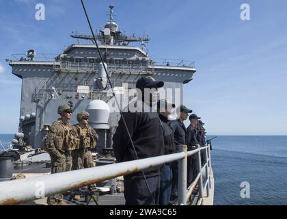 Forze militari STATUNITENSI. 180615TJ319-0030 MAR BALTICO (15 giugno 2018) marinai e marines a bordo della nave da sbarco classe Harpers Ferry USS Oak Hill (LSD 51) man the rail man mano che la nave arriva a Kiel, in Germania, il 15 giugno 2018. Oak Hill, con base a Virginia Beach, Virginia, sta conducendo operazioni navali nell'area operativa della 6th Fleet degli Stati Uniti. (Foto della Marina degli Stati Uniti di Mass Communication Specialist 3rd Class Jessica L. Dowell/rilasciata) Foto Stock