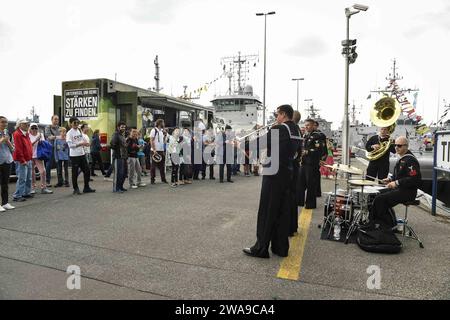 Forze militari STATUNITENSI. 180617XT273-100 KIEL, Germania (17 giugno 2018) musicisti assegnati alla U.S. Naval Forces Europe Band suonano a Kiel, Germania, durante la Kiel Week 2018, 17 giugno. U.S. Naval Forces Europe-Africa, con sede a Napoli, sovrintende le operazioni congiunte e navali, spesso in collaborazione con partner alleati e interagenzie, per consentire relazioni durature e aumentare la vigilanza e la resilienza in Europa e in Africa. (Foto della Marina degli Stati Uniti di Mass Communication Specialist 1st Class Justin Stumberg/rilasciata) Foto Stock