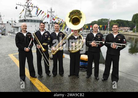 Forze militari STATUNITENSI. 180617XT273-232 KIEL, Germania (17 giugno 2018) i musicisti assegnati alla U.S. Naval Forces Europe Band posano per una foto, a Kiel, Germania, durante la Kiel Week 2018, 17 giugno. U.S. Naval Forces Europe-Africa, con sede a Napoli, sovrintende le operazioni congiunte e navali, spesso in collaborazione con partner alleati e interagenzie, per consentire relazioni durature e aumentare la vigilanza e la resilienza in Europa e in Africa. (Foto della Marina degli Stati Uniti di Mass Communication Specialist 1st Class Justin Stumberg/rilasciata) Foto Stock