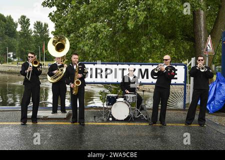 Forze militari STATUNITENSI. 180617XT273-237 KIEL, Germania (17 giugno 2018) i musicisti assegnati alla U.S. Naval Forces Europe Band posano per una foto, a Kiel, Germania, durante la Kiel Week 2018, 17 giugno. U.S. Naval Forces Europe-Africa, con sede a Napoli, sovrintende le operazioni congiunte e navali, spesso in collaborazione con partner alleati e interagenzie, per consentire relazioni durature e aumentare la vigilanza e la resilienza in Europa e in Africa. (Foto della Marina degli Stati Uniti di Mass Communication Specialist 1st Class Justin Stumberg/rilasciata) Foto Stock