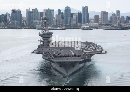 Forze militari STATUNITENSI. SAN DIEGO (18 giugno 2018) la portaerei classe Nimitz USS Carl Vinson (CVN 70) parte da San Diego in preparazione alla partecipazione della nave all'esercizio Rim of the Pacific (RIMPAC) 2018. Ventisei nazioni, 47 navi, cinque sottomarini, circa 200 aerei e 25.000 membri del personale partecipano al RIMPAC nelle isole Hawaii e nella California meridionale. Il RIMPAC è il più grande esercizio marittimo internazionale del mondo, che offre un’opportunità unica di formazione, promuovendo e sostenendo al contempo le relazioni di cooperazione tra i partecipanti critici per l’ensurin Foto Stock