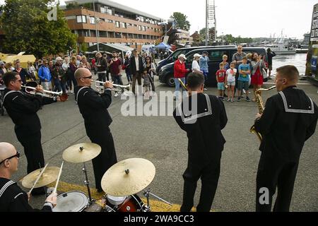 Forze militari STATUNITENSI. 180617XT273-148 KIEL, Germania (17 giugno 2018) musicisti assegnati alla U.S. Naval Forces Europe Band suonano a Kiel, Germania, durante la Kiel Week 2018, 17 giugno. U.S. Naval Forces Europe-Africa, con sede a Napoli, sovrintende le operazioni congiunte e navali, spesso in collaborazione con partner alleati e interagenzie, per consentire relazioni durature e aumentare la vigilanza e la resilienza in Europa e in Africa. (Foto della Marina degli Stati Uniti di Mass Communication Specialist 1st Class Justin Stumberg/rilasciata) Foto Stock