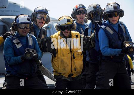 Forze militari STATUNITENSI. 180618UJ486-0269 MAR MEDITERRANEO (18 giugno 2018) i marinai combattono un fuoco simulato durante le esercitazioni in coperta di volo a bordo della portaerei classe Nimitz USS Harry S. Truman (CVN 75). Harry S. Truman è attualmente schierato come parte di una rotazione in corso delle forze statunitensi che sostengono le operazioni di sicurezza marittima nelle acque internazionali di tutto il mondo. (Foto della Marina degli Stati Uniti di Mass Communication Specialist 3rd Class Rebekah Watkins/rilasciata) Foto Stock