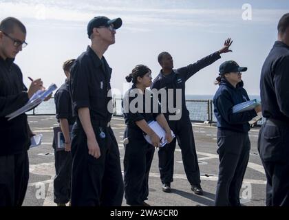 Forze militari STATUNITENSI. 180621TJ319-0020 MAR BALTICO (21 giugno 2018) Boatswain's Mate 1st Class Alfred Edwards, centro, fornisce ai marinai una panoramica del reparto ponte a bordo della nave da sbarco di classe Harpers Ferry USS Oak Hill (LSD 51), 21 giugno 2018. Oak Hill, trasferito a Virginia Beach, Virginia, sta conducendo operazioni navali nell'area operativa della 6th Fleet. (Foto della Marina degli Stati Uniti di Mass Communication Specialist 3rd Class Jessica L. Dowell/rilasciata) Foto Stock