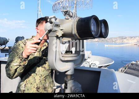 Forze militari STATUNITENSI. 180621ZH683-0064 MARSIGLIA, Francia (21 giugno 2018) Master-at-Arms di seconda classe Matthew Wyatt scansiona l'orizzonte alla ricerca di minacce nel 'Vulture's Row' a bordo della portaerei classe Nimitz USS Harry S. Truman (CVN 75). Harry S. Truman è attualmente schierato come parte di una rotazione in corso delle forze statunitensi che sostengono le operazioni di sicurezza marittima nelle acque internazionali di tutto il mondo. (Foto US Navy di Mass Communication Specialist 3rd Class Juan Sotolongo/rilasciata) Foto Stock