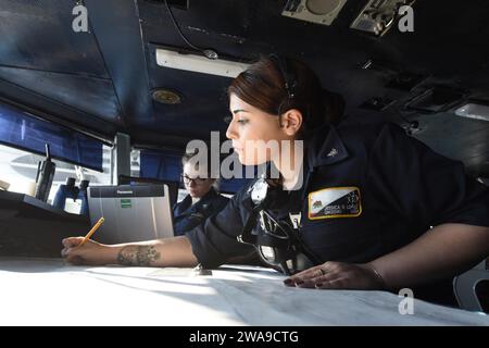 Forze militari STATUNITENSI. 180621ZH683-0031 MARSIGLIA, Francia (21 giugno 2018) Quartermaster di terza classe Jessica Lopez traccia la rotta di navigazione sul ponte a bordo della portaerei classe Nimitz USS Harry S. Truman (CVN 75). Harry S. Truman è attualmente schierato come parte di una rotazione in corso delle forze statunitensi che sostengono le operazioni di sicurezza marittima nelle acque internazionali di tutto il mondo. (Foto US Navy di Mass Communication Specialist 3rd Class Juan Sotolongo/rilasciata) Foto Stock