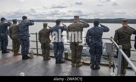 Forze militari STATUNITENSI. 180624PC620-0172 GDYNIA, Polonia (24 giugno 2018) marinai e marines a bordo della nave da sbarco della classe Harpers Ferry USS Oak Hill (LSD 51) rendono onore alla nave da ricognizione classe Nawigator ORP Nawigator (262) durante una parata di navi in onore del 100° anniversario navale della Polonia, a Gdynia, Polonia, 24 giugno 2018. Oak Hill, trasferito a Virginia Beach, Virginia, sta conducendo operazioni navali nell'area operativa della 6th Fleet. (Foto della Marina degli Stati Uniti di Mass Communication Specialist 3rd Class Michael H. Lehman/rilasciata) Foto Stock