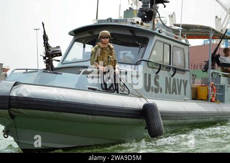 Forze militari STATUNITENSI. 180626EH436-017 PORTO DI GIBUTI, GIBUTI (26 giugno 2018) Aviation Structural Mechanic 1st Class Stephen Ferris, assegnato al Task Group (TG) 68.6, prepara una pattuglia di sicurezza per ormeggiare al Molo della Marina di Gibuti. TG-68,6 è dispiegato in avanti nell'area operativa della 6th Fleet degli Stati Uniti e conduce operazioni congiunte e navali, spesso in collaborazione con partner alleati e interagenzie, al fine di promuovere gli interessi nazionali degli Stati Uniti e la sicurezza e la stabilità in Europa e in Africa. (Foto della Marina degli Stati Uniti di Quartermaster 2nd Class Ashley Taylor/rilasciata) Foto Stock