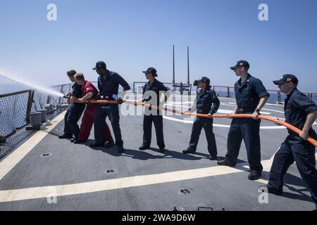 Forze militari STATUNITENSI. 180626KP946-0053 MAR MEDITERRANEO (26 giugno 2018) i marinai partecipano all'addestramento di maneggio dei manichini antincendio a bordo del cacciatorpediniere guidato-missile classe Arleigh Burke USS Donald Cook (DDG 75) 26 giugno 2018. Donald Cook, schierato in avanti a Rota, in Spagna, è nella sua settima pattuglia nell'area operativa della 6th Fleet degli Stati Uniti a sostegno degli alleati regionali e dei partner, e degli interessi di sicurezza nazionale degli Stati Uniti in Europa e Africa. (Foto della Marina degli Stati Uniti di Mass Communication Specialist 2nd Class Alyssa Weeks / rilasciata) Foto Stock