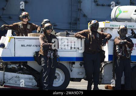 Forze militari STATUNITENSI. 180626UJ486-0288 MAR MEDITERRANEO (26 giugno 2018) i marinai osservano le operazioni di volo a bordo della portaerei classe Nimitz USS Harry S. Truman (CVN 75). Harry S. Truman è attualmente operativo nell'area di responsabilità del comandante della 6th Fleet a sostegno delle operazioni di sicurezza marittima insieme agli alleati. (Foto della Marina degli Stati Uniti di Mass Communication Specialist 3rd Class Rebekah A. Watkins/rilasciata) Foto Stock