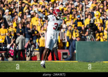 Il defensive back degli Alabama Crimson Tide Terrion Arnold (3) festeggia durante la semifinale CFP al Rose Bowl Game contro i Michigan Wolverines, Mond Foto Stock