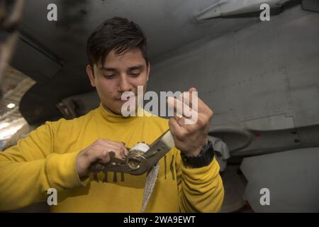 Forze militari STATUNITENSI. 180709ZH683-0402 OCEANO ATLANTICO (Jul 9, 2018) Aviation Boatswain's Mate (Handling) Ivan Reyna sgancia un F/A-18F Super Hornet nella baia hangar a bordo della portaerei classe Nimitz USS Harry S. Truman (CVN 75). Harry S. Truman è attualmente schierato come parte di una rotazione in corso delle forze statunitensi che sostengono le operazioni di sicurezza marittima nelle acque internazionali di tutto il mondo. (Foto US Navy di Mass Communication Specialist 3rd Class Juan Sotolongo/rilasciata) Foto Stock