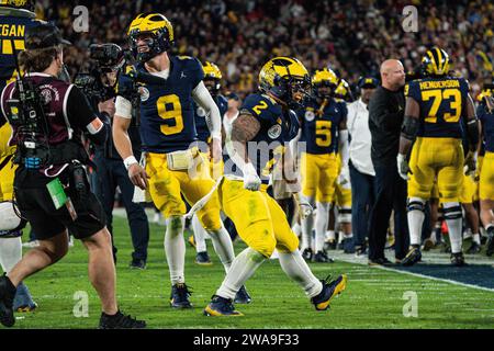 Il running back dei Michigan Wolverines Blake Corum (2) festeggia il touchdown vincente durante i supplementari della semifinale CFP al Rose Bowl Game contro T. Foto Stock