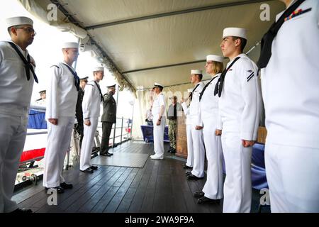 Forze militari STATUNITENSI. 180716XT273-107 ODESSA, Ucraina (16 luglio 2018) Capo di Stato maggiore ucraino il generale Viktor Muzhenko è accolto a bordo della nave di comando e controllo della classe Blue Ridge USS Mount Whitney (LCC 20) dal capitano Richard Aguilar, comandante ufficiale, esercitazione durante Sea Breeze 2018 a Odessa, Ucraina, 16 luglio. Sea Breeze è un'esercitazione marittima multinazionale co-ospitata da Stati Uniti e Ucraina nel Mar Nero ed è progettata per migliorare l'interoperabilità delle nazioni partecipanti e rafforzare la sicurezza marittima all'interno della regione. (Foto della Marina degli Stati Uniti di Mass Communication Specialist 1st Class J. Foto Stock