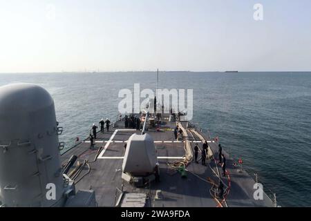 Forze militari STATUNITENSI. 180808QR145-040 NAVAL STATION ROTA, Spagna (8 agosto 2018) - il cacciatorpediniere missilistico guidato classe Arliegh Burke USS Ross (DDG 71) parte dalla Naval Station Rota, Spagna, 8 agosto 2018. Ross, schierato in avanti a Rota, in Spagna, è nella sua settima pattuglia nell'area operativa della 6th Fleet degli Stati Uniti a sostegno degli interessi di sicurezza nazionale degli Stati Uniti in Europa e Africa. (Foto della Marina degli Stati Uniti di Mass Communication Specialist 3rd Class Krystina Coffey/ rilasciata) Foto Stock