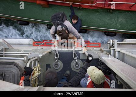 Forze militari STATUNITENSI. DARDANELLES STRAIT (15 agosto 2018) Boatswain Eddie Artis, in basso a sinistra, e Able Seaman Douglas Johnson, in basso a destra, entrambi i marinai del servizio civile assegnati alla nave da trasporto veloce di classe Spearhead USNS Carson City (T-EPF 7), tengono la scala del pilota mentre un pilota turco parte dalla nave mentre transita nello stretto dei Dardanelli, 15 agosto 2018. Carson City è la settima di nove navi da trasporto veloci di spedizione nell'inventario del Military Sealift Command con la missione principale di fornire un trasporto rapido di attrezzature militari e personale nel teatro via Foto Stock