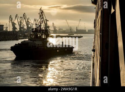 Forze militari STATUNITENSI. POTI, Georgia (22 agosto 2018) Un rimorchiatore assiste la nave da trasporto veloce classe spearhead USNS Carson City (T-EPF 7), mentre la nave arriva a Poti, Georgia, 22 agosto 2018. Carson City è la settima di nove navi da trasporto veloci di spedizione nell'inventario del Military Sealift Command con la missione principale di fornire un trasporto rapido di equipaggiamento militare e personale nel teatro attraverso la sua area di 20.000 piedi quadrati riconfigurabile della baia della missione e posti a sedere per 312 passeggeri. (Foto della Marina degli Stati Uniti di Mass Communication Specialist 1st Class Kyle Steckler/rilasciata) Foto Stock