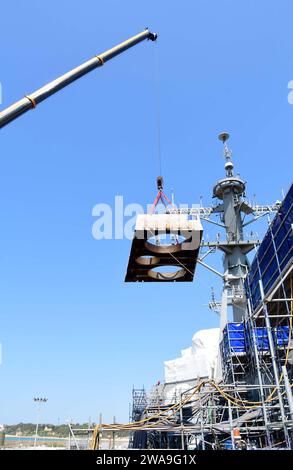 Forze militari STATUNITENSI. 180821VJ282-071 STAZIONE NAVALE DI ROTA, Spagna (21 agosto 2018) - Un operatore di gru rimuove i tappi di brillamento dal cacciatorpediniere USS Porter (DDG 78) schierato in avanti durante una disponibilità di manutenzione 21 agosto 2018. Porter, schierato in avanti a Rota, in Spagna, conduce pattuglie nell'area delle operazioni della 6th Fleet degli Stati Uniti a sostegno degli alleati regionali e dei partner, e degli interessi di sicurezza nazionale degli Stati Uniti in Europa. (Foto della Marina degli Stati Uniti del Chief (Select) Mass Communication Specialist Brian Dietrick/rilasciata) Foto Stock