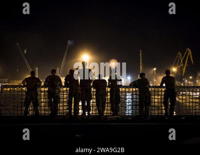 Forze militari STATUNITENSI. POTI, Georgia (18 agosto 2018) soldati dell'esercito degli Stati Uniti dalla Bravo Company, 2nd Battalion, 5th Cavalry Regiment, 1st Armored Brigade Combat Team, 1st Cavalry Division, in piedi sul ponte di volo della nave da trasporto veloce USNS Carson City (T-EPF 7) mentre la nave parte Poti, Georgia, 18 agosto 2018. Carson City è la settima di nove navi da trasporto veloci di spedizione nell'inventario del Military Sealift Command con una missione primaria di fornire un trasporto rapido di equipaggiamento militare e personale militare nel teatro attraverso la sua missione riconfigurabile di 20.000 piedi quadrati b Foto Stock