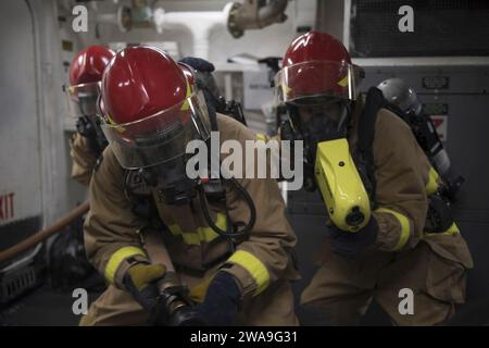 Forze militari STATUNITENSI. 180825EV253-067 OCEANO ATLANTICO (25 agosto 2018) i marinai praticano la lotta antincendio a bordo del cacciatorpediniere guidato-missile classe Arleigh Burke USS Bulkeley (DDG 84) durante un trapano generale il 25 agosto 2018. Bulkeley, portato a casa alla Naval Station Norfolk, sta conducendo operazioni navali nell'area operativa della 6th Fleet degli Stati Uniti a sostegno degli interessi di sicurezza nazionale degli Stati Uniti in Europa e Africa. (Foto della Marina degli Stati Uniti di Mass Communication Specialist 3rd Class Sara Eshleman/rilasciata) Foto Stock