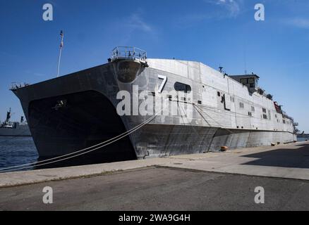 Forze militari STATUNITENSI. CONSTANTA, Romania (27 agosto 2018) la nave da trasporto veloce classe spearhead USNS Carson City (T-EPF 7) si trova sul molo a Constanta, Romania, 27 agosto 2018. Carson City è la settima di nove navi da trasporto veloci di spedizione nell'inventario del Military Sealift Command con la missione principale di fornire un trasporto rapido di equipaggiamento militare e personale nel teatro attraverso la sua area di 20.000 piedi quadrati riconfigurabile della baia della missione e posti a sedere per 312 passeggeri. (Foto della Marina degli Stati Uniti di Mass Communication Specialist 1st Class Kyle Steckler/rilasciata) Foto Stock