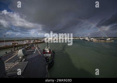 Forze militari STATUNITENSI. 180917JI086-262 NAVAL STATION ROTA, Spagna (19 novembre 2018) il cacciatorpediniere missilistico guidato classe Arleigh Burke USS Donald Cook (DDG 75) parte dalla Naval Station Rota, Spagna, 19 novembre 2018. Donald Cook, schierato in avanti a Rota, è nella sua ottava pattuglia nell'area operativa della 6th Fleet degli Stati Uniti a sostegno degli interessi di sicurezza nazionale degli Stati Uniti in Europa e Africa. (Foto U.S. Navy di Mass Communication Specialist 2nd Class Ford Williams/rilasciata) Foto Stock