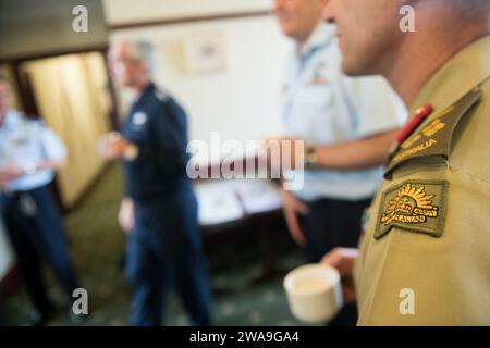 Forze militari STATUNITENSI. Paul J. Selva, Vice Presidente dei Joint Chiefs of staff, incontra David Johnston, Vice Capo della Defence Force, presso Victoria Barracks a Sydney, nuovo Galles del Sud, Australia; 19 ottobre 2019. Il generale Selva era in Australia per partecipare agli Invictus Games Sydney 2018, un evento sportivo internazionale con membri del servizio feriti, malati o feriti degli Stati Uniti. (Foto del Dottore dell'esercito degli Stati Uniti James K. McCann) Foto Stock